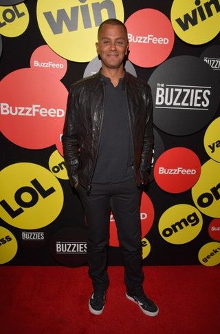 Bild könnte enthalten Yanic Truesdale Kleidung Bekleidung Mantel Jacke Menschliche Person Schuhe Schuh Mode und Premiere