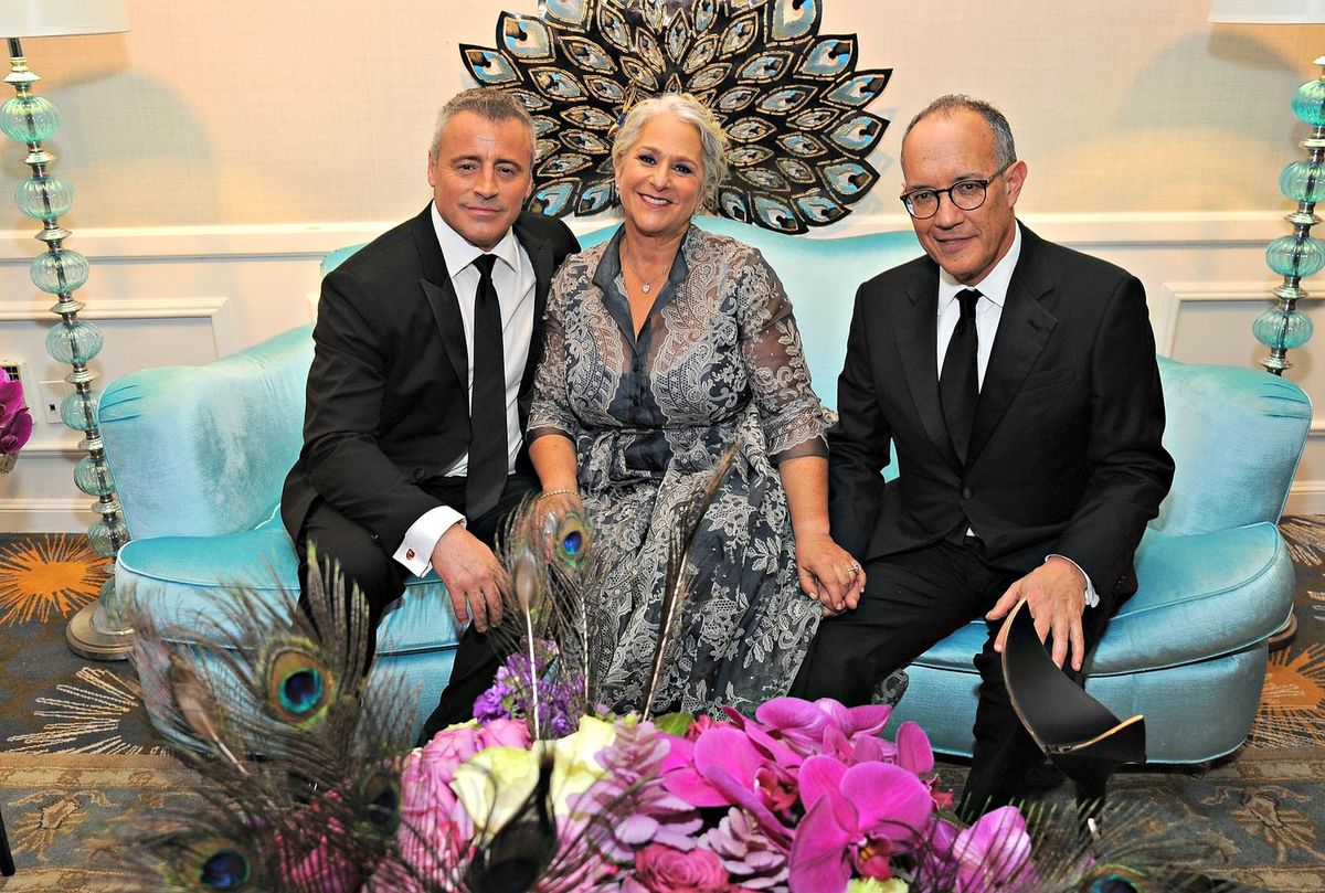 La imagen puede contener Marta Kauffman Matt LeBlanc David Crane Persona humana Planta Flor Arreglo floral y flor