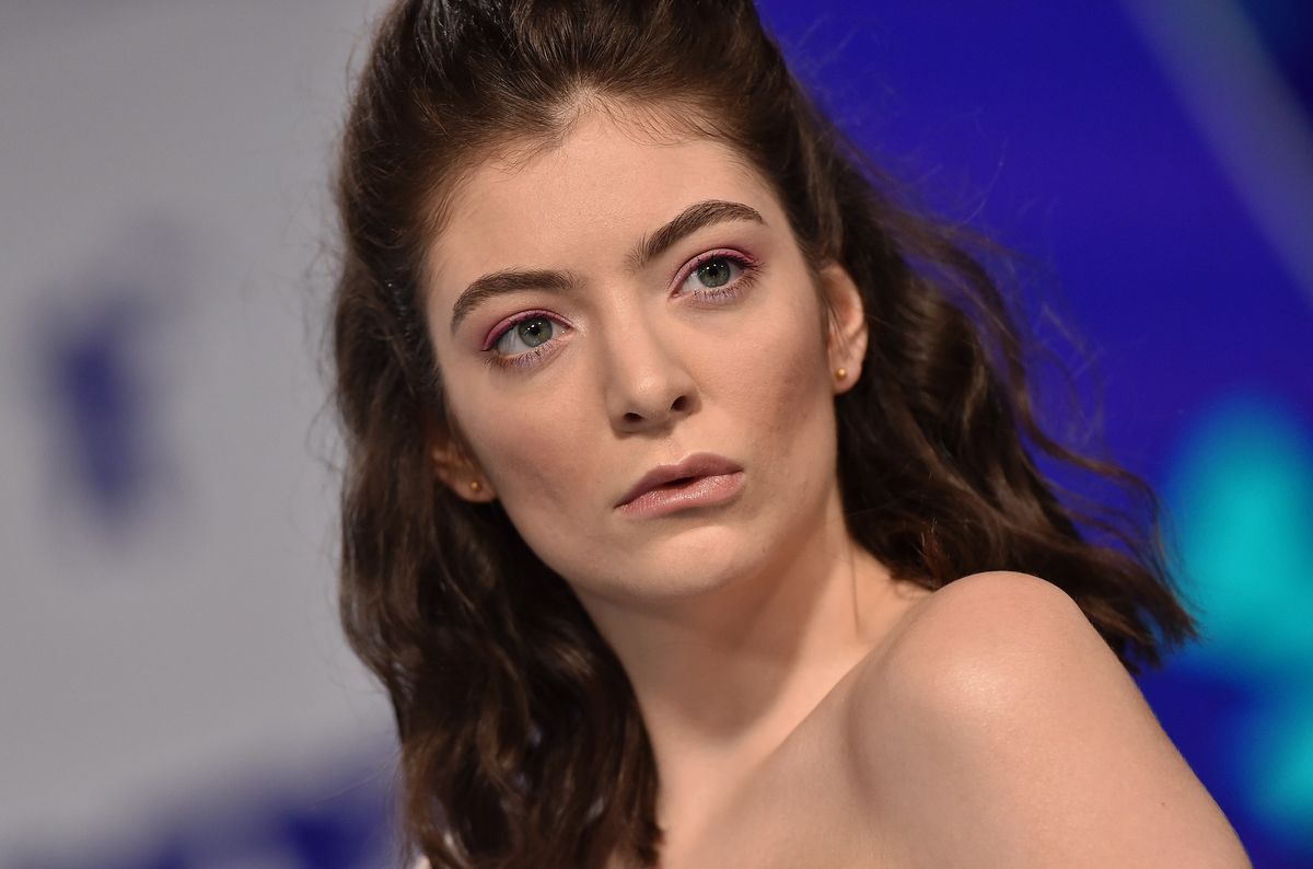 La imagen puede contener Lorde Ropa Vestimenta Persona humana Bata Vestido de noche Moda Vestido y rostro