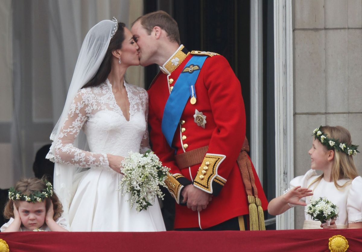 Kate Middleton in princ William se poljubita na poročni dan