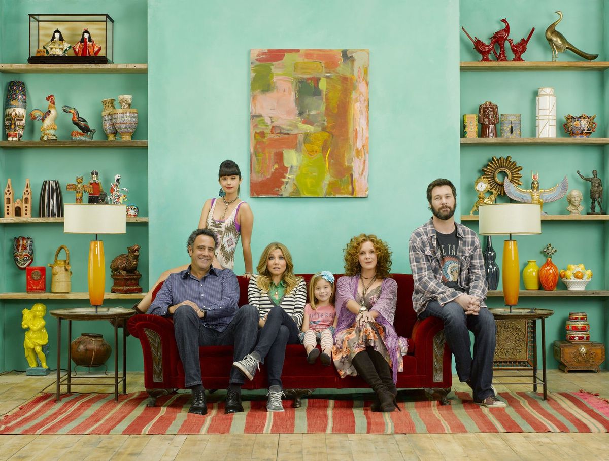 La imagen puede contener Sarah Chalke Brad Garrett Jon Dore Persona humana Interior Habitación Sala de estar y muebles