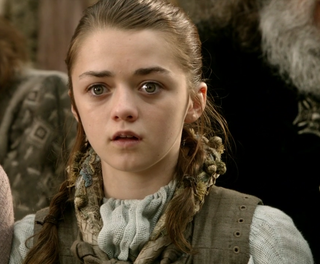 Slika lahko vsebuje Šal in lase Maisie Williams Clothing Apparel Human Person