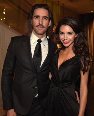 Bild kann enthalten Jake Owen Mensch Anzug Kleidung Mantel Mantel Bekleidung Accessoires Krawatte und Zubehör
