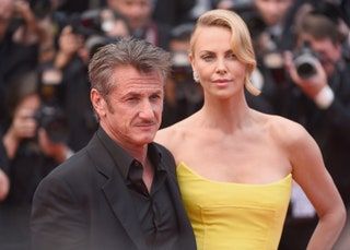 Bild könnte enthalten Sean Penn Charlize Theron Mensch Mensch Anzug Mantel Kleidung Mantel Bekleidung Mode und Premiere
