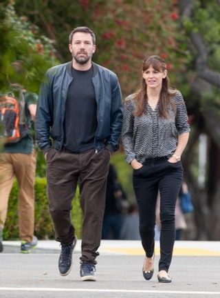 Bild könnte Ben Affleck enthalten Schuhe Kleidung Bekleidung Schuh Mensch Jacke Mantel Hose und Ärmel