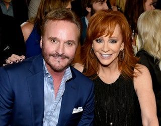 Bild kann enthalten Reba McEntire Mensch Anzug Mantel Kleidung Mantel Bekleidung Mode und Premiere