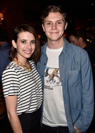 Bild könnte enthalten Evan Peters Emma Roberts Menschliche Person Kleidung Bekleidung Nachtleben Ärmel Bartheke und Kneipe