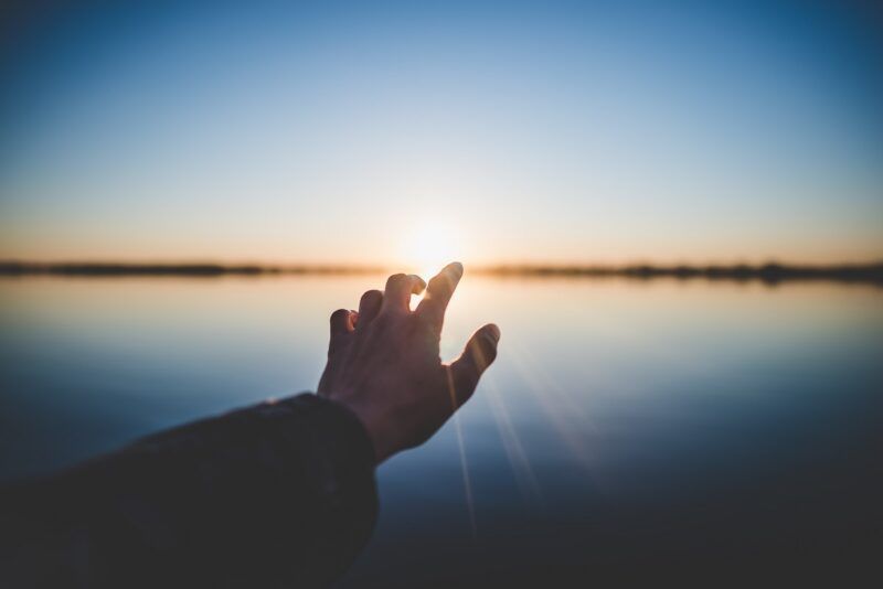 Man vidrör solen