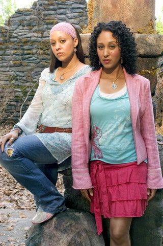 Das Bild kann enthalten Kleidung Kleidung Menschliche Person Ärmel Schuhe Schuh Tamera Mowry Hose Jeans und Rock