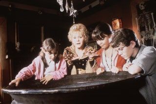 Bild könnte enthalten Mensch Blonde Teen Kid Kind Debbie Reynolds Bartheke und Kneipe