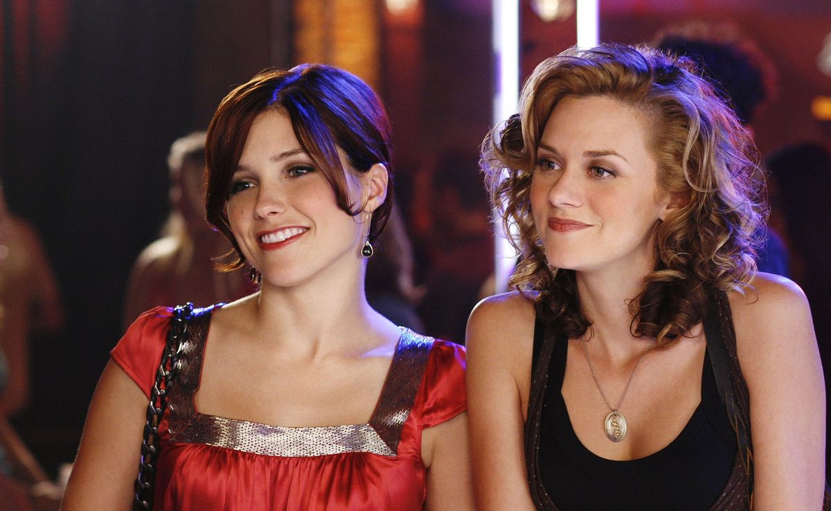 Slika lahko vsebuje Hilarie Burton Sophia Bush Oblačila za človeka Oblačila Robe Modna večerna obleka in obleka