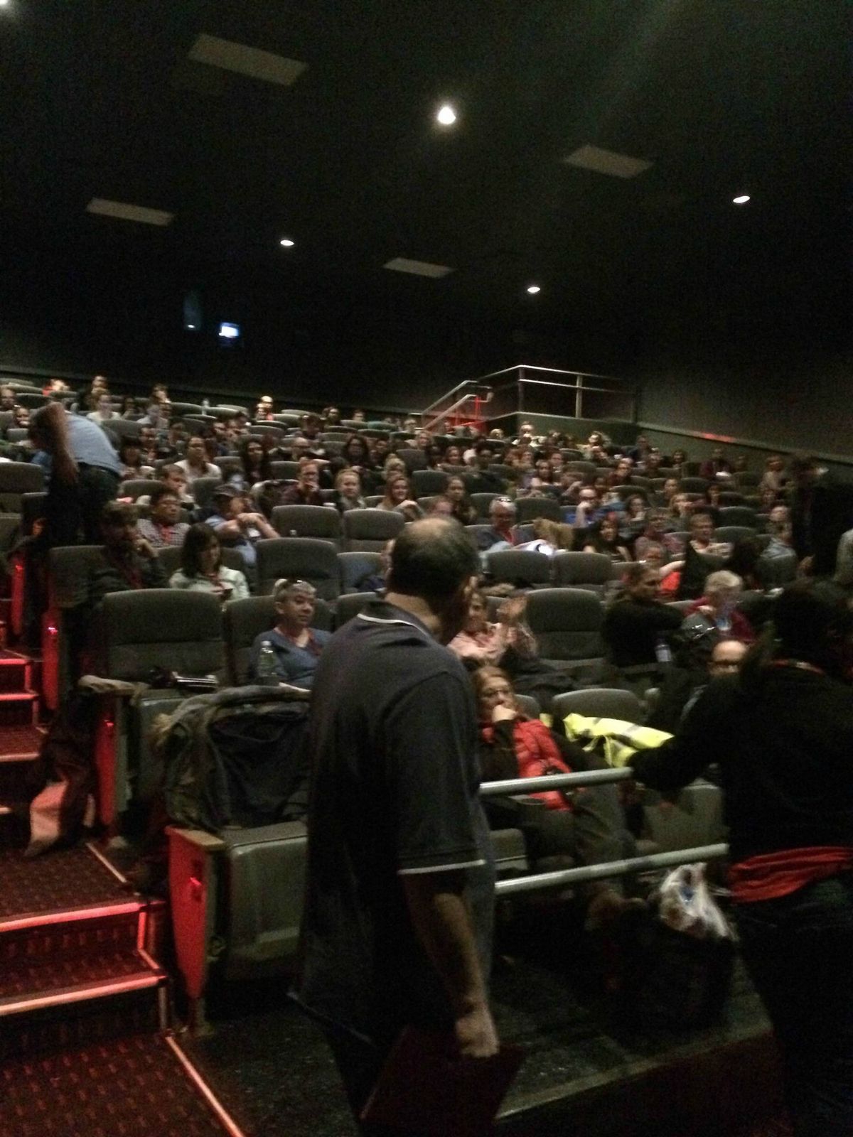 La imagen puede contener Diseño de interiores Sala interior Persona humana Teatro Multitud Auditorio Auditorio y cine