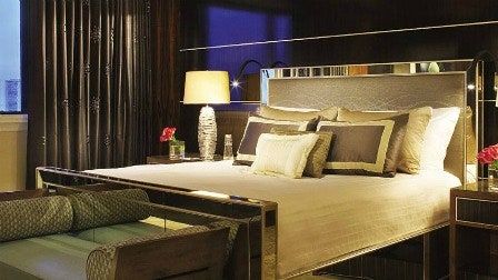 La imagen puede contener Diseño de interiores Muebles de interior Habitación Dormitorio Lámpara Lámpara de mesa Iluminación y cama