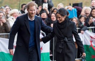 La imagen puede contener Príncipe Harry Ropa Ropa Persona humana Abrigo Abrigo Traje Multitud Audiencia y moda