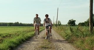 RING MIG MED DITT NAMN från vänster Armie Hammer Timothee Chalamet