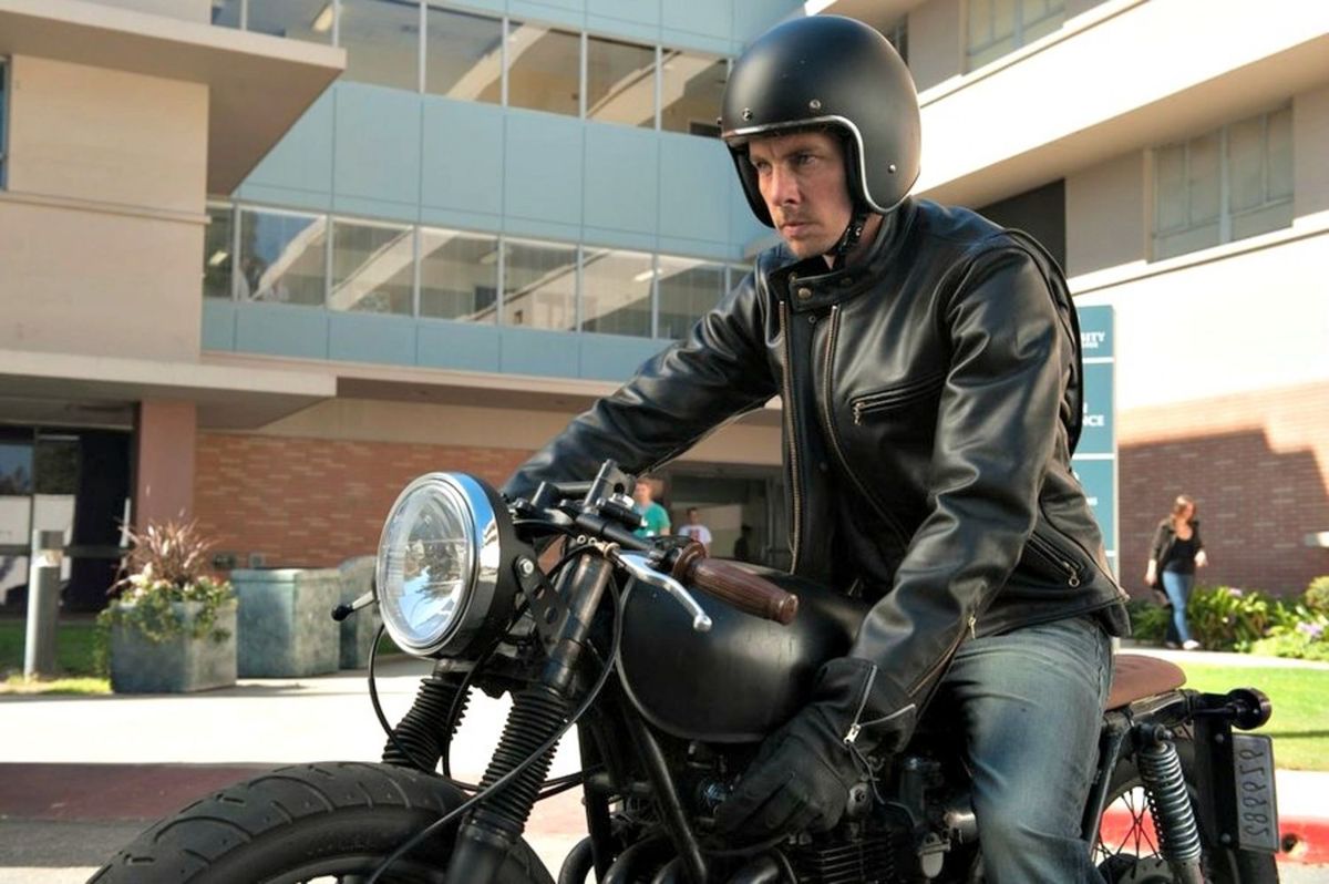 La imagen puede contener Ropa Vestimenta Casco Persona humana Transporte Vehículo Motocicleta y Mike Schmidt
