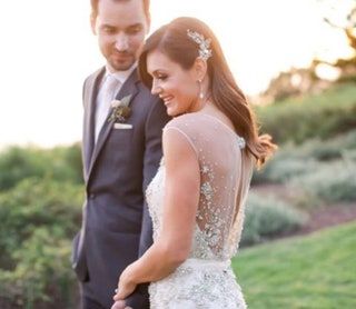 Dieses Bild kann enthalten Kleidung Kleidung Menschliche Person Robe Mode Kleid Hochzeitsbraut Hochzeitskleid und Bräutigam
