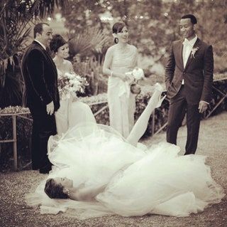 Dieses Bild enthält möglicherweise Kleidung Kleidung Menschliche Person Francisco Costa John Legend Fashion Robe Kleid und Hochzeit
