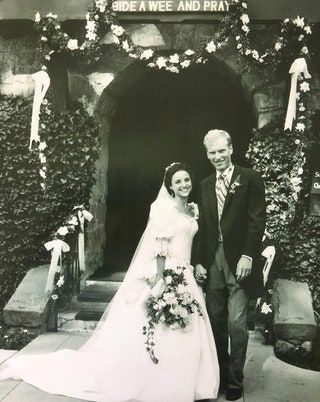 Bild könnte enthalten Julia LouisDreyfus Kleidung Kleidung Menschliche Person Robe Mode Hochzeit Hochzeitskleid und -kleid