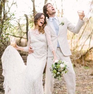 Dieses Bild kann enthalten Kleidung Kleidung Menschliche Person Brautkleid Kleid Hochzeitsrobe Mode und Braut