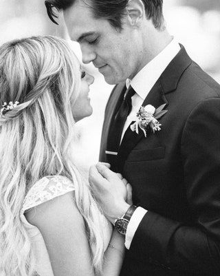 Dieses Bild kann enthalten Kleidung Kleidung Menschliche Person Mantel Mantel Anzug Mode Robe Kleid Hochzeit und Bräutigam
