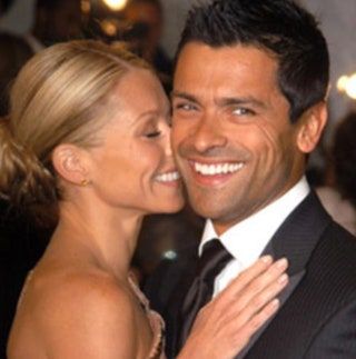 Bild kann Mark Consuelos enthalten Mensch Mensch Mantel Kleidung Mantel Bekleidung Anzug Dating Krawatte und Zubehör