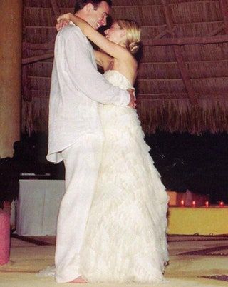 Dieses Bild kann enthalten Kleidung Kleidung Menschliche Person Robe Mode Kleid Hochzeit Hochzeitskleid Braut und Abendkleid