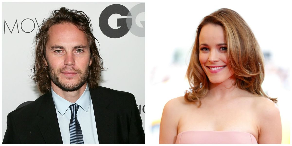 Bild kann enthalten Rachel McAdams Taylor Kitsch Krawatte Accessoires Zubehör Anzug Mantel Kleidung Mantel und Kleidung