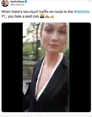 Karlie Kloss de camino a la Met Gala 2017.