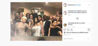 Kylie Jenner y varias otras celebridades tomando una selfie en el baño en la Met Gala 2017.