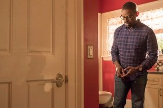 La imagen puede contener Persona humana Ropa Camisa Vestimenta Puerta Sterling K. Brown Pants Habitación Baño y aseo