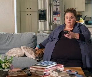 La imagen puede contener Chrissy Metz Muebles Sofá Persona humana Habitación Interior Sala de estar Estante y decoración del hogar