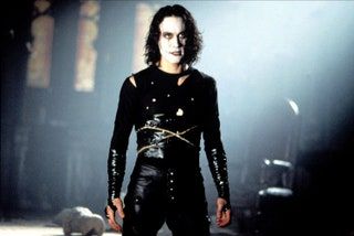 La imagen puede contener Brandon Lee Human Person Clothing Apparel and Crowd