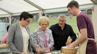 Un juez inspecciona un pastel en The Great British Bake Off