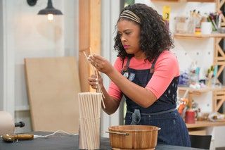 Una mujer hace manualidades en Making It