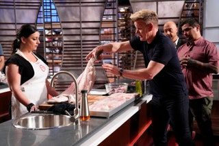 El juez Gordon Ramsay inspecciona la comida en Masterchef