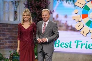 Pat Sajak y Vanna White sonríen en Wheel of Fortune