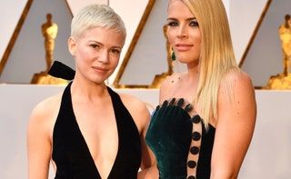 La imagen puede contener Michelle Williams Ropa Vestido de noche Bata Ropa Moda Persona humana y Ocupado Philipps