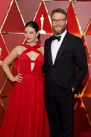 La imagen puede contener Seth Rogen Lauren Miller Corbata Accesorios Accesorio Persona humana Traje Abrigo Ropa y abrigo