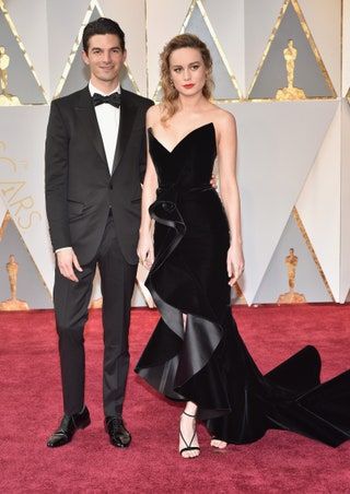 La imagen puede contener Brie Larson Persona humana Alex Greenwald Moda Corbata Accesorios Accesorio Alfombra roja y estreno
