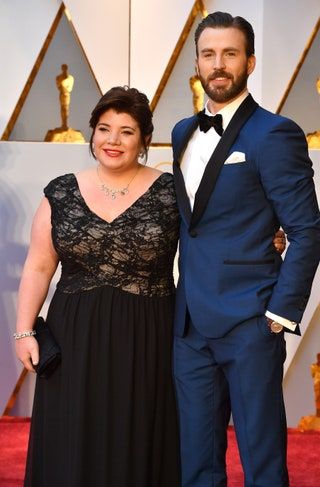 La imagen puede contener Chris Evans Persona humana Estreno de moda Abrigo Traje Ropa Abrigo Ropa y corbata