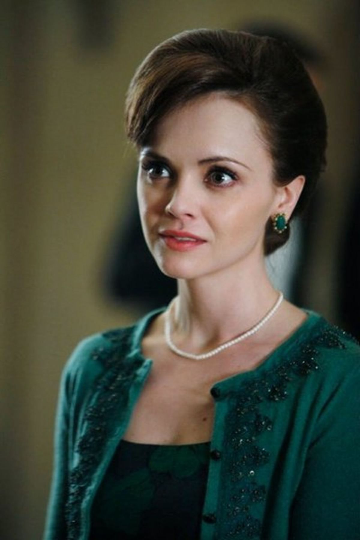 La imagen puede contener Christina Ricci Persona humana Cara colgante Ropa femenina Ropa Vestido de noche Vestido y bata