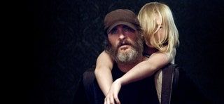 НИКАД ЗАИСТА БИЛИ ОВДЕ с лева Хоакин Феникс Екатерина Самсонов 2017. Амазон љубазношћу Еверетт Цоллецтион