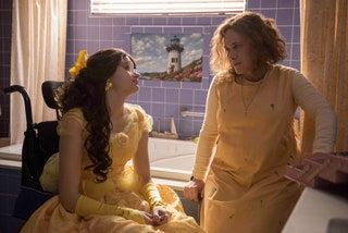 Joey King y Patricia Arquette en The Act.