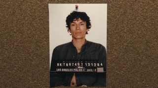 Richard Ramirez en el episodio 4 Manhunt de Night Stalker La caza de un asesino en serie.