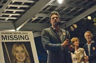 GONE GIRL von links Rosamund Pike Ben Affleck Lisa Banes David Clennon 2014. ph Merrick MortonTM und Twentieth Century...