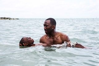 MOONLIGHT Mahershala Ali hält Alex R. Hibbert 2016. PH David Bornfriend A24 mit freundlicher Genehmigung von Everett Collection