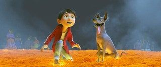 COCO von links Miguel Dante 2017. Walt Disney Studios Motion Pictures Courtesy Everett Collection