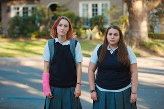 LADY BIRD von links Saoirse Ronan Beanie Feldstein 2017. A24courtesy Everett Collection