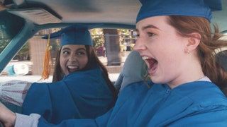 BOOKSMART von links Mütze Feldstein Kaitlyn Dever 2019. Annapurna Bilder mit freundlicher Genehmigung von Everett Collection